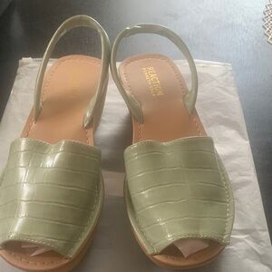 Reaction Kenneth Cole Light Green Croc-Embossed Sandals